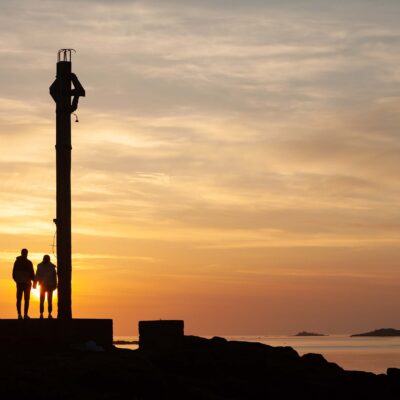 Dalgety Bay, Fife, Scotland. 23 April 2021. A young couple enjoying the sunrise at Downing Point.© Richard Newton / Alamy Live News